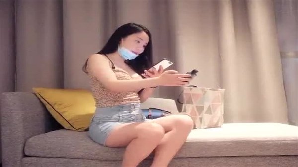 午夜狂野兼职外围！极品白皙美少女爆乳长腿任你撩