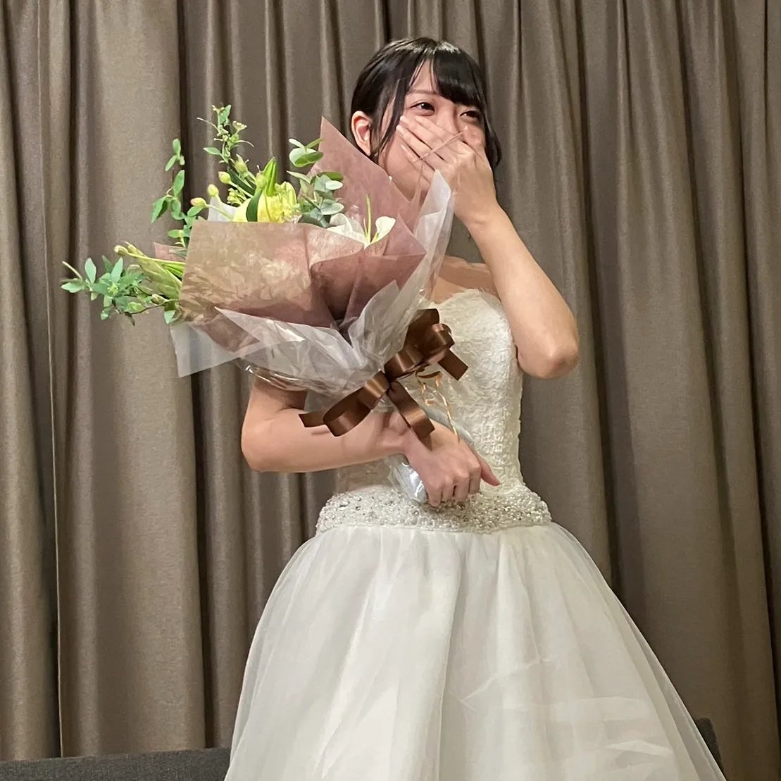 [终于开始贩卖]惠理佳泪下的毕业婚礼！在粉丝感谢祭的个人摄影会上挑战奖励！附有写真集的先行销售版！-cd2